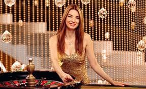 Pengguna Indonesia mengakses meja baccarat live casino pemuda138 melalui smartphone dengan koneksi stabil